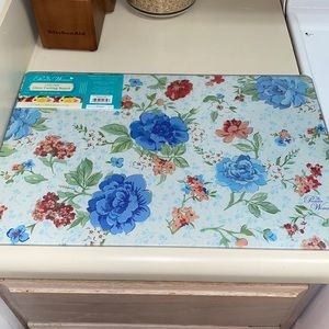 THE PIONEER WOMAN Classic Charm Cutting Board